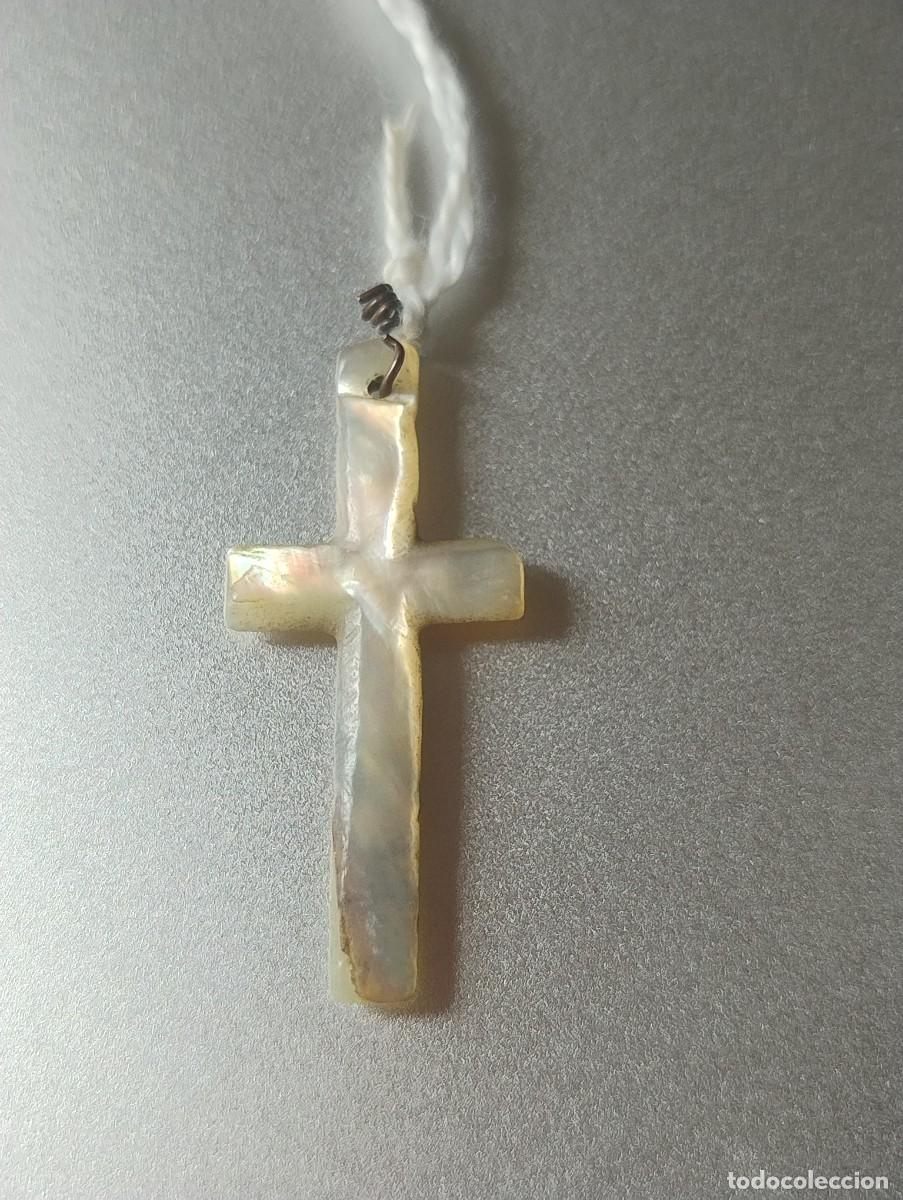 Antig&uuml;edades: Precioso y antiguo crucifijo para colgante o rosario unos 1,50 x 3 cm nacar o similar.