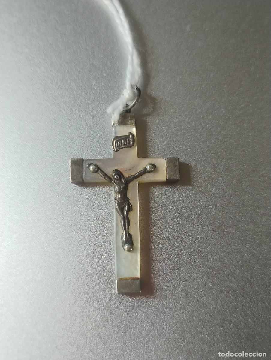 Antig&uuml;edades: Bonito crucifijo para colgante o rosario unos 2.50 x 2 cm plata ?? y nacar ??
