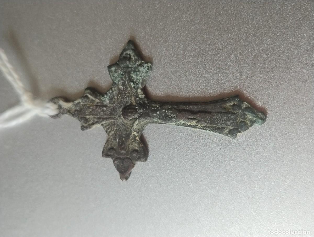 Antig&uuml;edades: Bonito crucifijo para colgante o rosario unos 3,50 x 2,50 cm metal con cristo en relieve