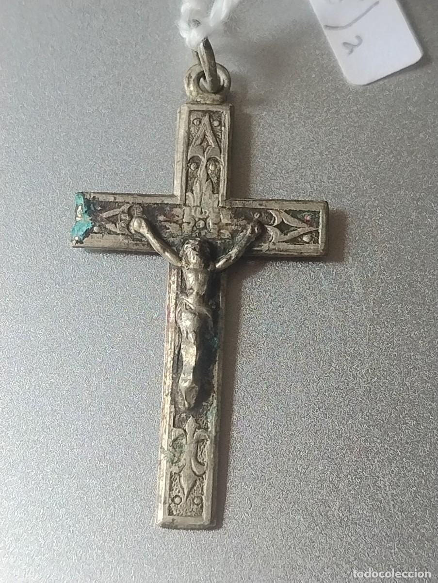 Antig&uuml;edades: Bonito crucifijo para colgante o rosario unos 4 x 2,50 cm metal con cristo en relieve