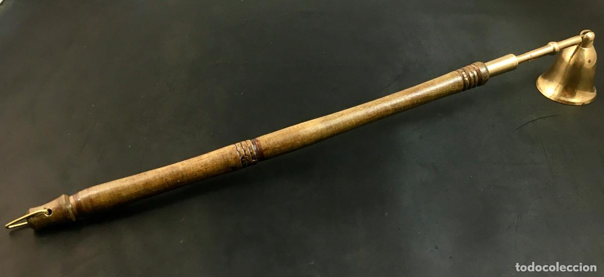 Antig&uuml;edades: Apagavelas en bronce y madera. mango largo. 36 cm.