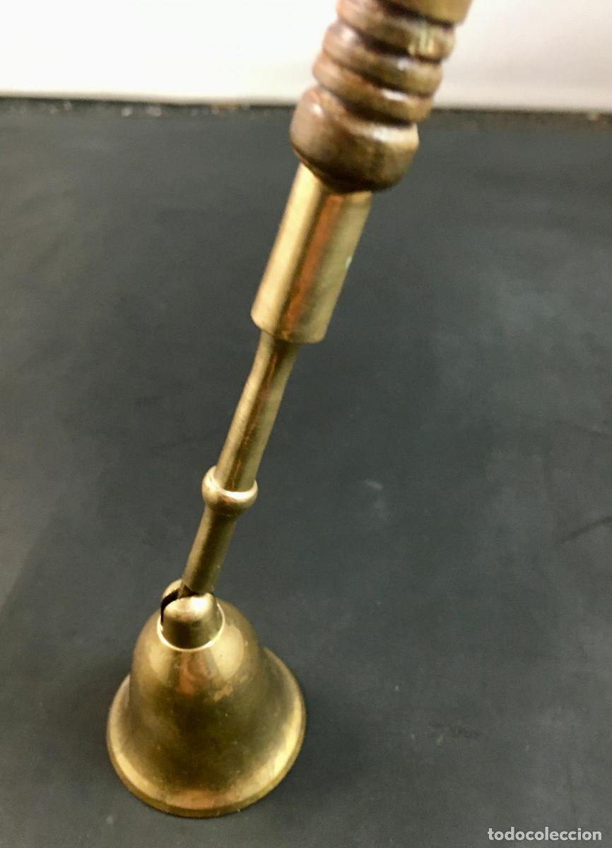 Antig&uuml;edades: Apagavelas en bronce y madera. mango largo. 36 cm. - Foto 2