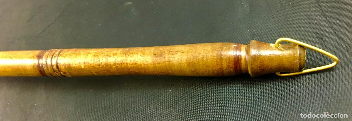 Antig&uuml;edades: Apagavelas en bronce y madera. mango largo. 36 cm. - Foto 3