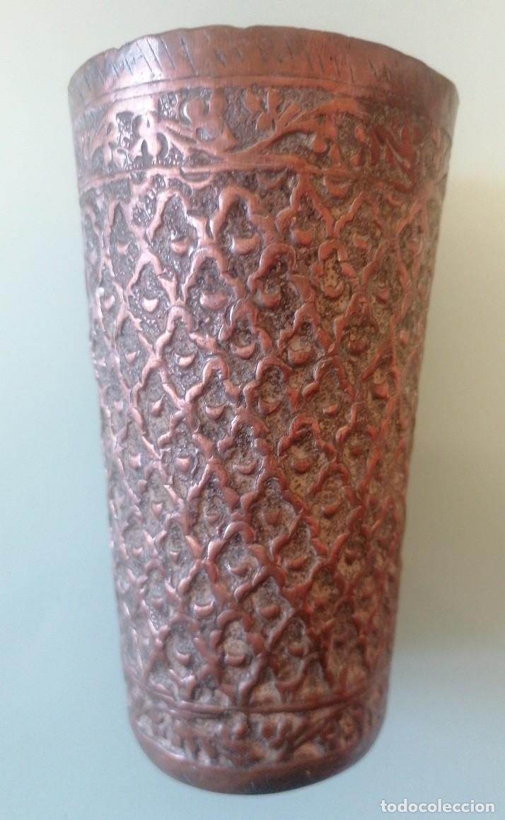 Antig&uuml;edades: antiguo vaso de cobre repujado
