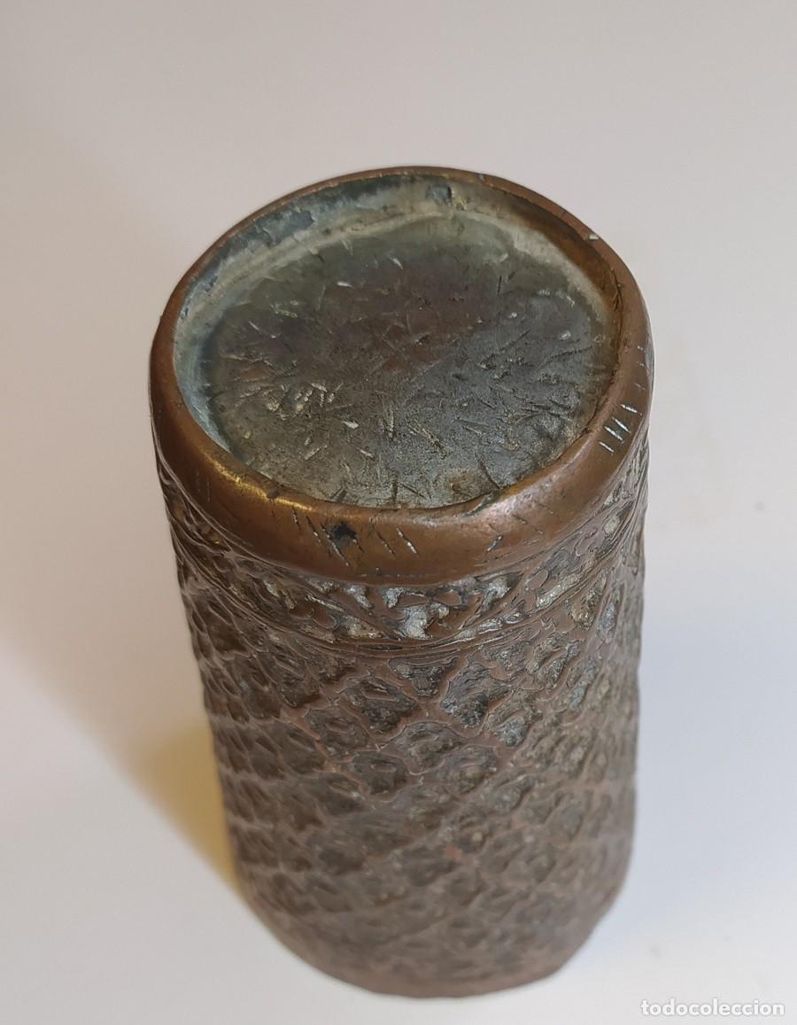 Antig&uuml;edades: antiguo vaso de cobre repujado - Foto 2