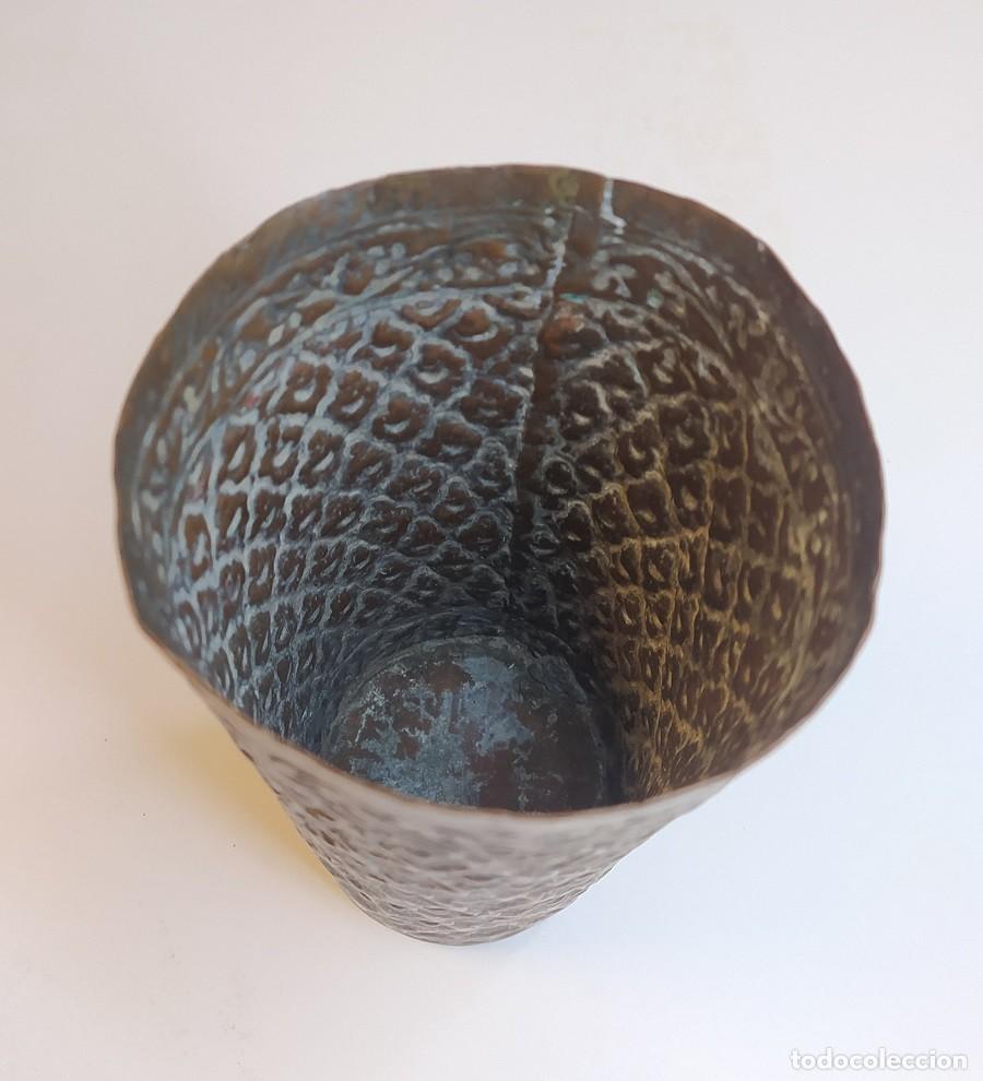 Antig&uuml;edades: antiguo vaso de cobre repujado - Foto 3