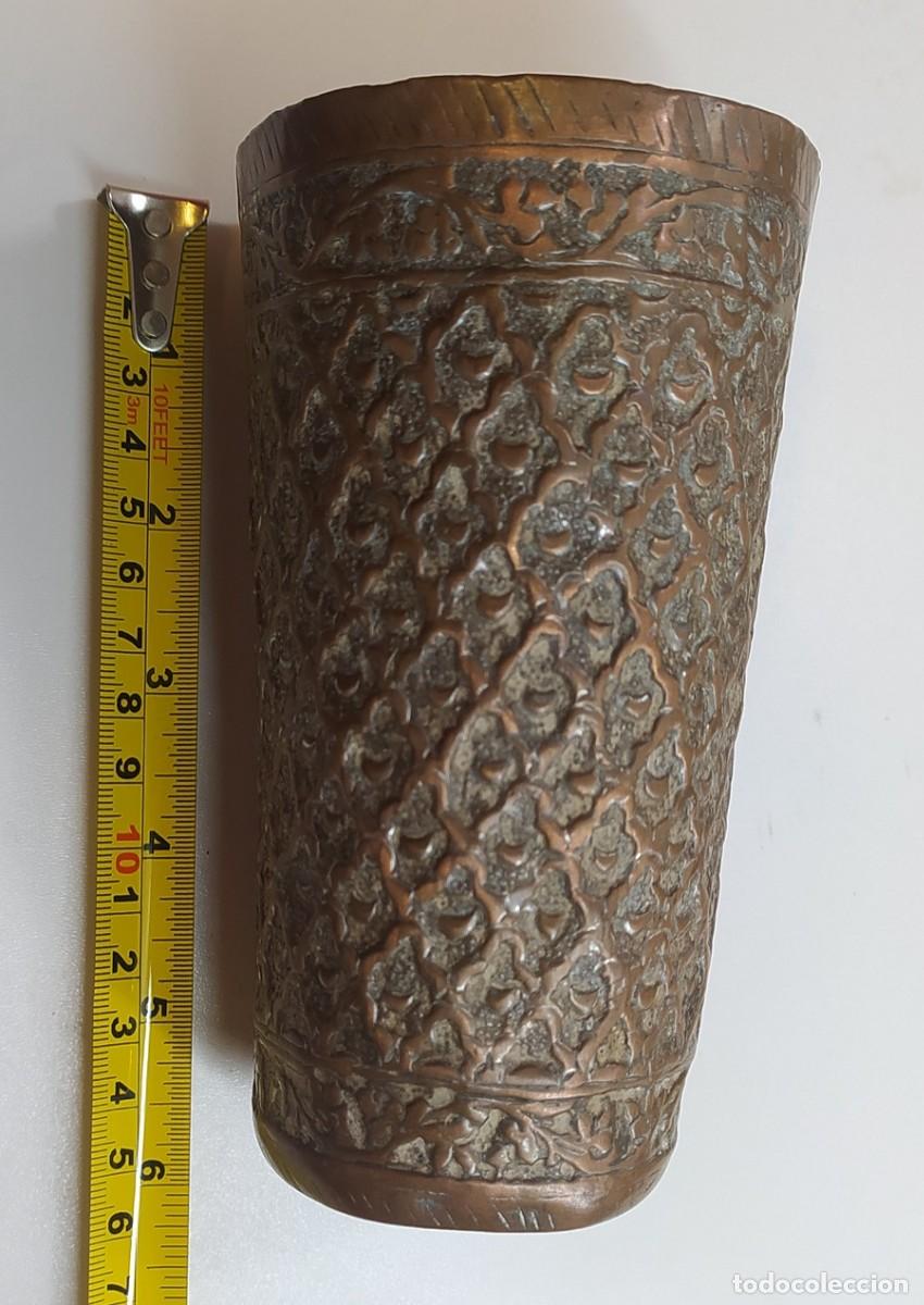 Antig&uuml;edades: antiguo vaso de cobre repujado - Foto 4
