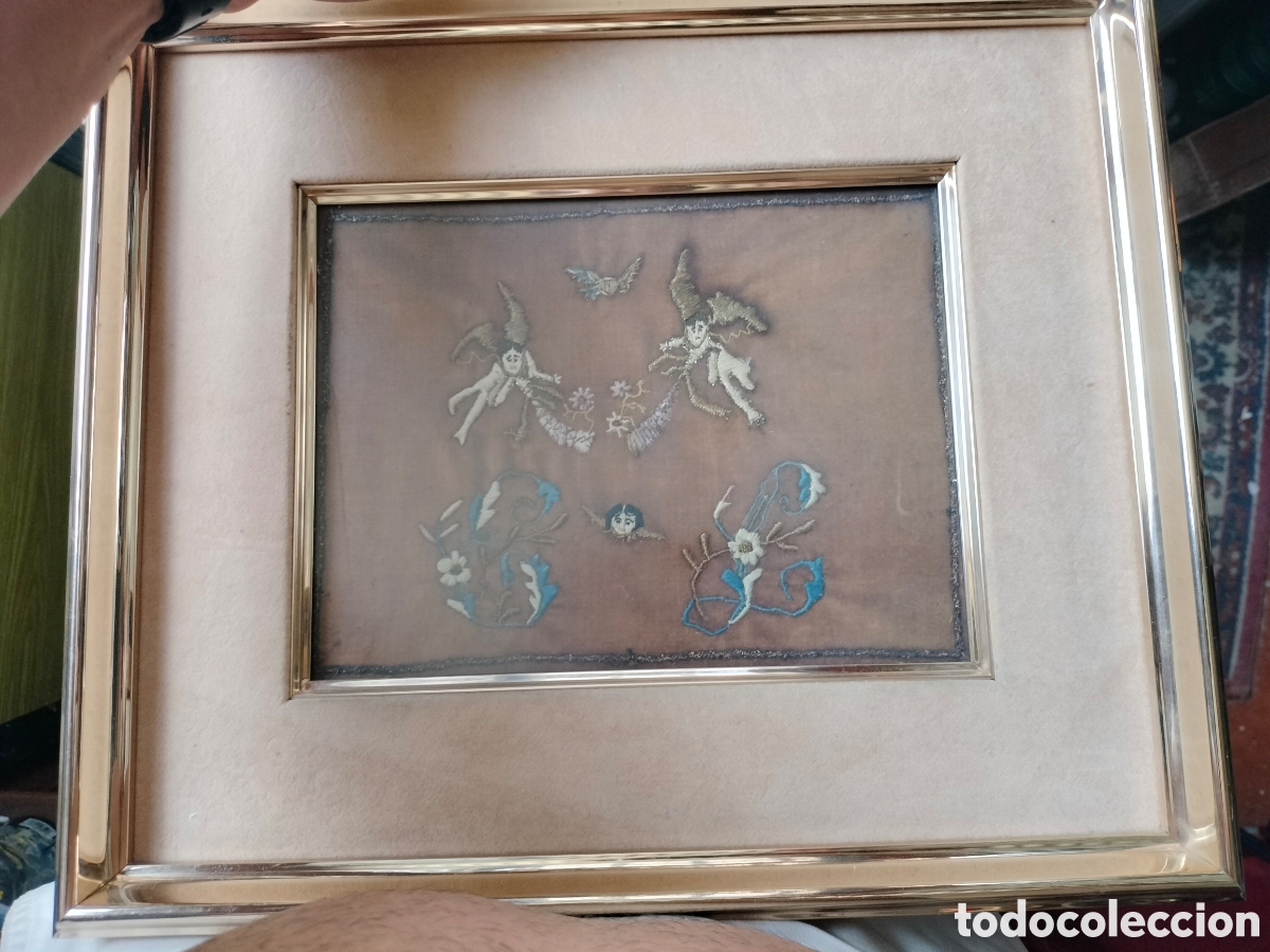 Antig&uuml;edades: cuadro antiguo con bordado sobre seda hecho a mano, el cual destaca por su est&eacute;tica folcl&oacute;rica