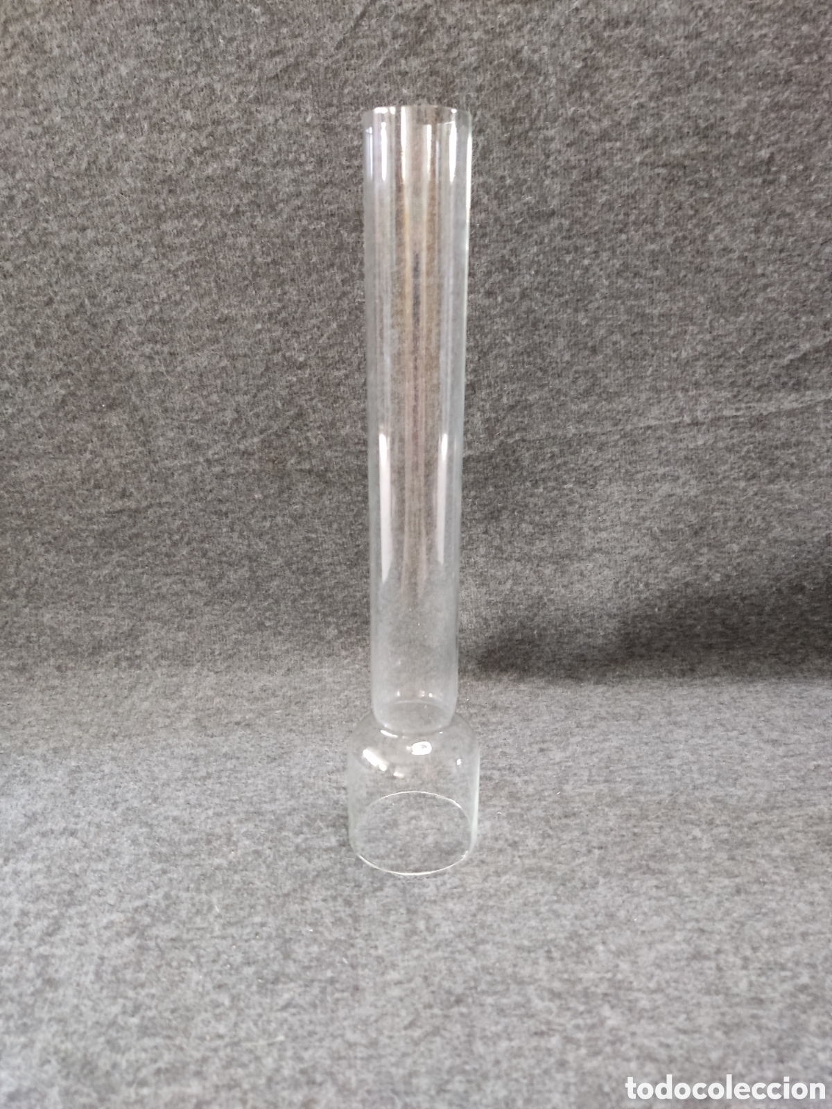 Antig&uuml;edades: Tulipa tipo chimenea de quinque de cristal transparente y di&aacute;metro de la cogida 5 cm.