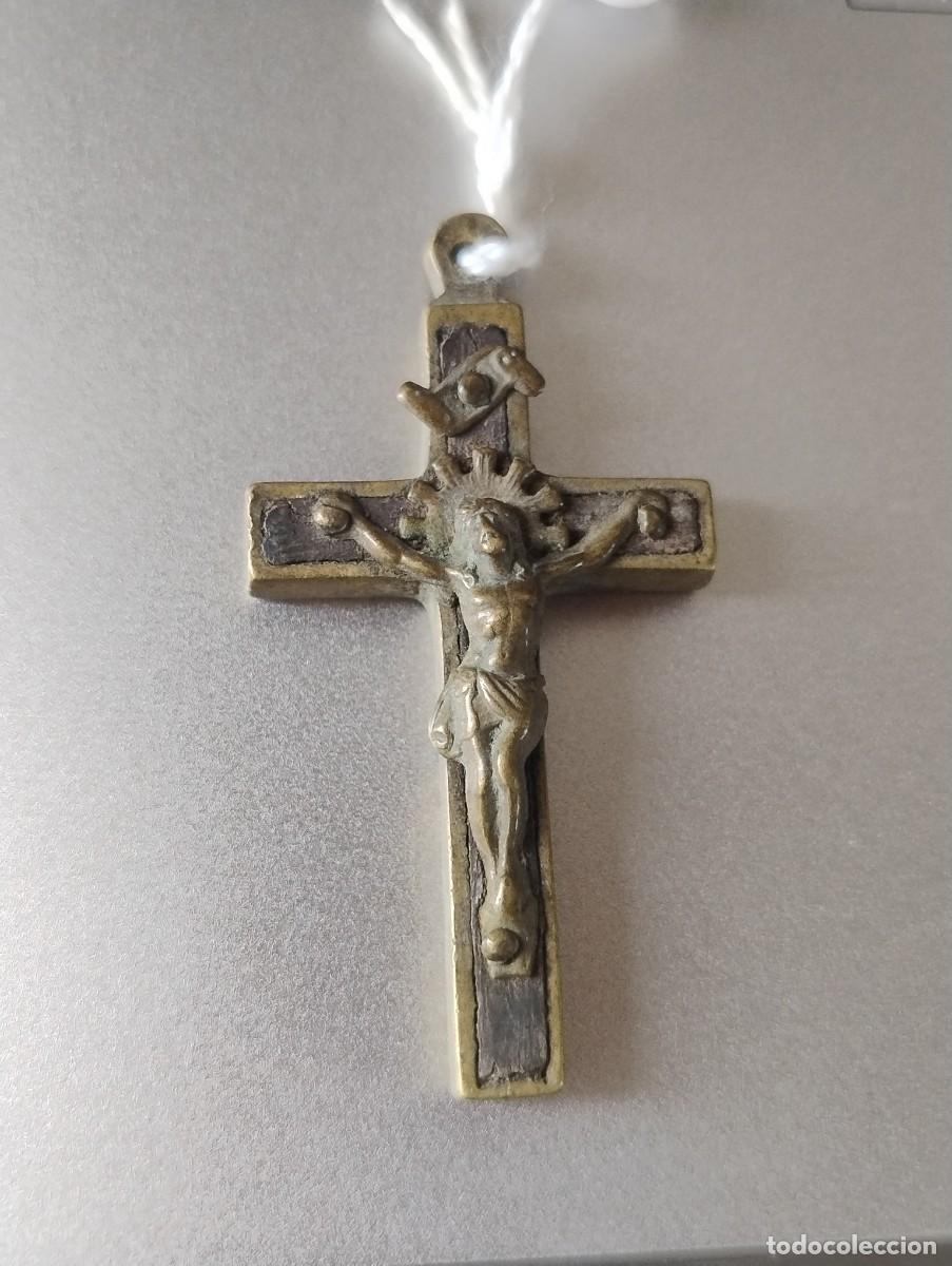 Antig&uuml;edades: Bonito y antiguo crucifijo para colgante o rosario unos 5 x 2,50 cm metal con cristo en relieve