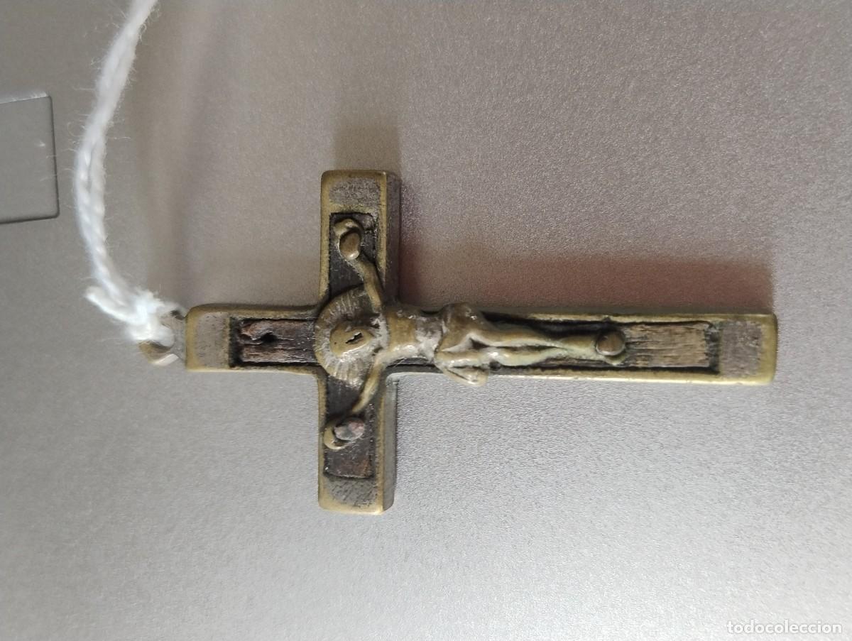 Antig&uuml;edades: Bonito y antiguo crucifijo para colgante o rosario unos 5 x 2,50 cm metal con cristo en relieve