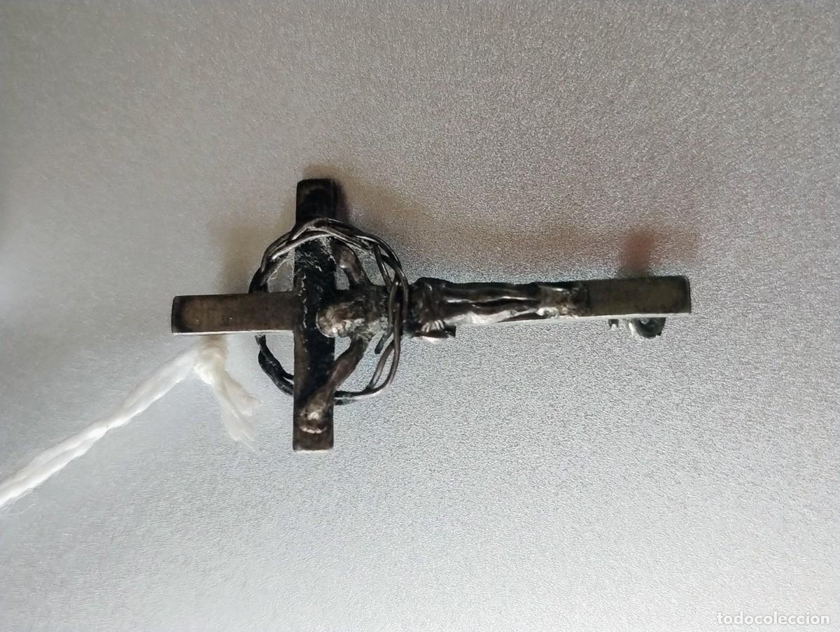 Antig&uuml;edades: Bonito y antiguo crucifijo con corona de espinas para colgante o rosario unos 3 x 2 cm
