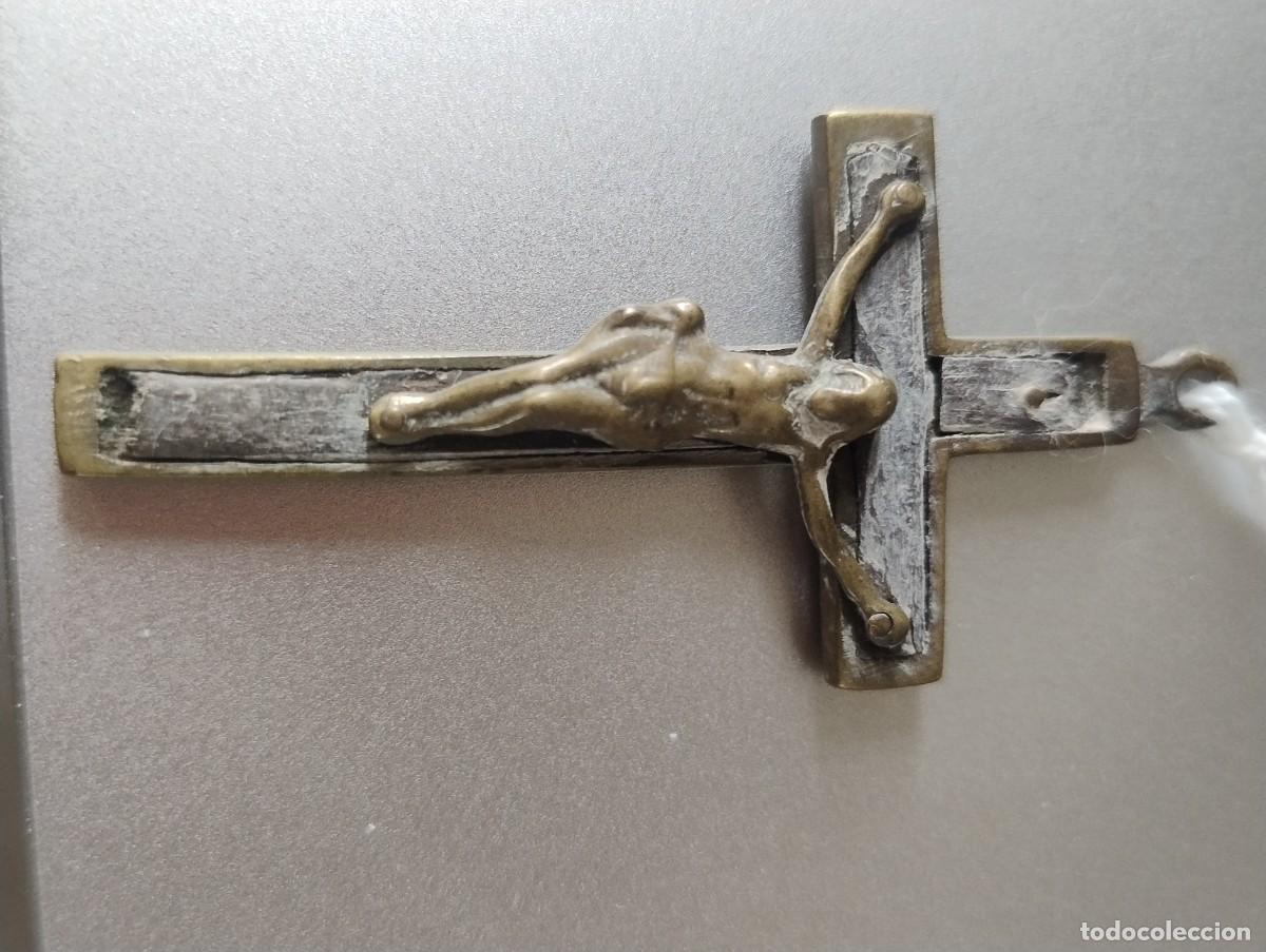 Antig&uuml;edades: Bonito y antiguo crucifijo para colgante o rosario unos 6 x 3 cm metal con cristo