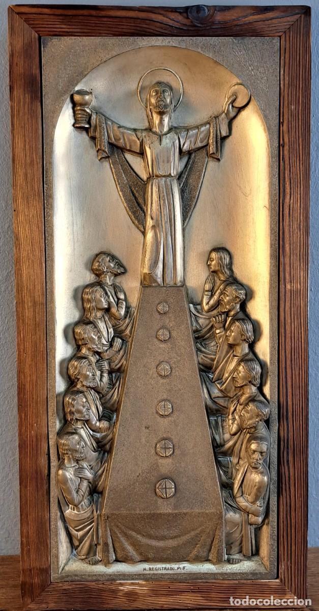 Antig&uuml;edades: Santa Cena &ndash; bajo relieve met&aacute;lico vintage con marco de madera