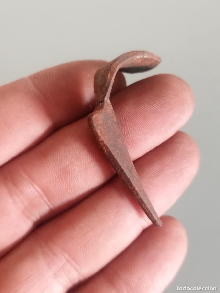 Antig&uuml;edades: Antiguo gancho de hierro forjado para tuber&iacute;a de hierro o similar.