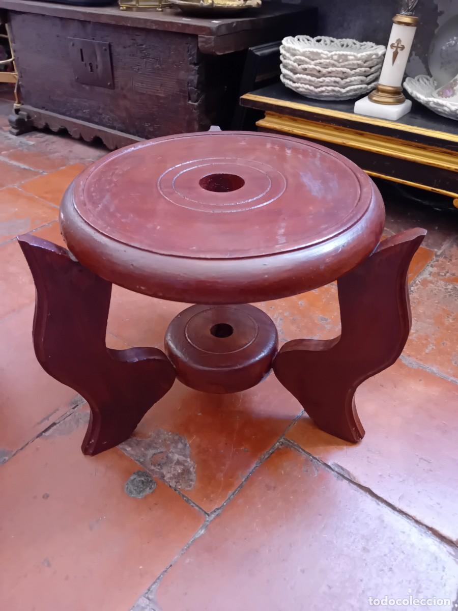 Antig&uuml;edades: Peana oriental de madera lacada