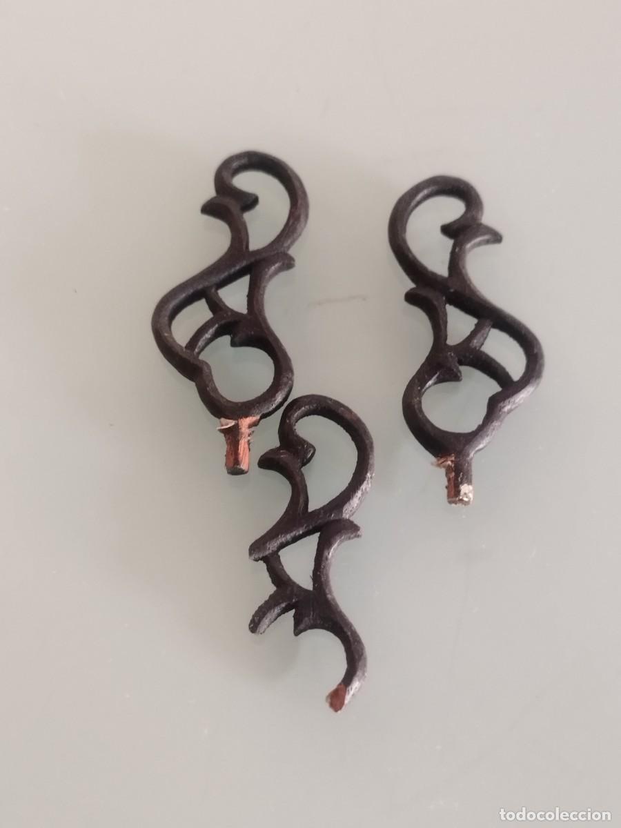 Antig&uuml;edades: Conjunto de antiguos adornos, ornamentos de madera. Ver fotos para comprobar su estado.