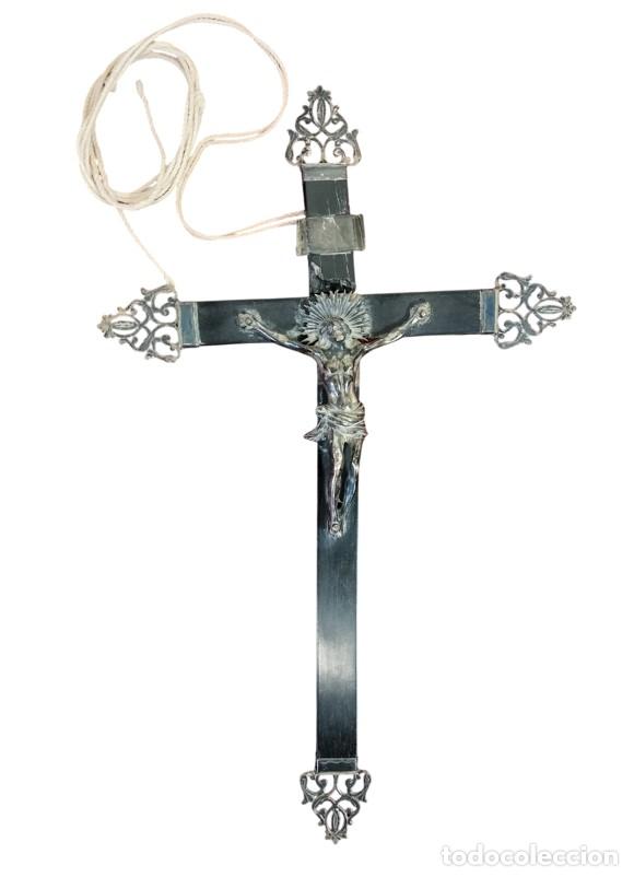 Antig&uuml;edades: ANTIGUO CRUCIFIJO DE PLATA Y MADERA EBONIZADA. ESPA&Ntilde;A. SIGLOS XVIII-XIX.