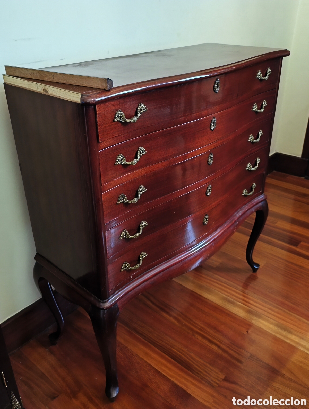 Antig&uuml;edades: Mueble Cubertero de Pie Estilo Reina Ana en Madera - Frente Curvo y Patas Cabriol&eacute;