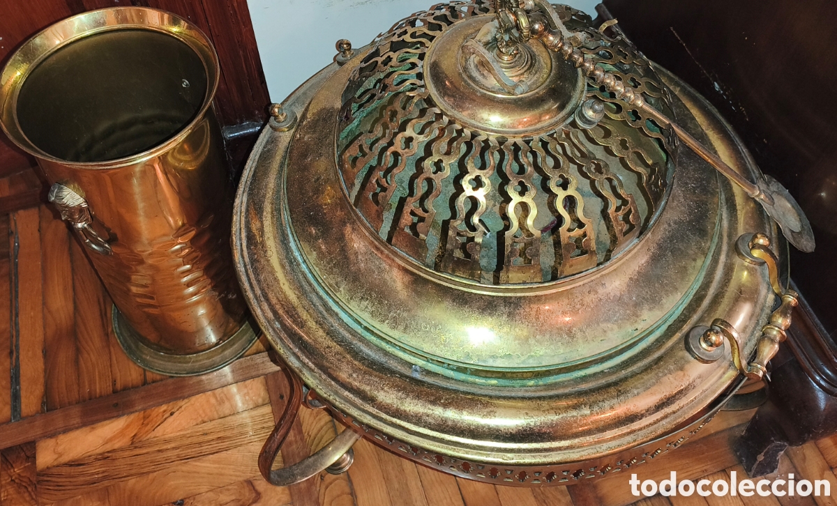 Antig&uuml;edades: Antiguo conjunto de bronce y lat&oacute;n - Brasero completo con tapa calada, badila y parag&uuml;ero