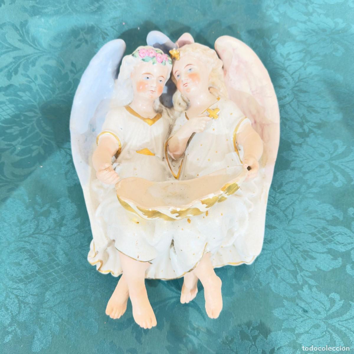 Antig&uuml;edades: Antigua benditera de biscuit con pareja de &aacute;ngeles portando concha .