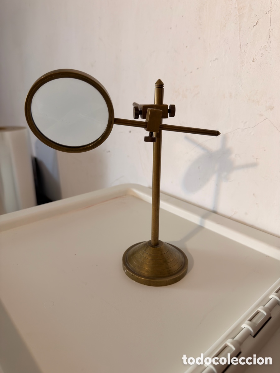 Antig&uuml;edades: Lupa de mesa antigua de laton bronce
