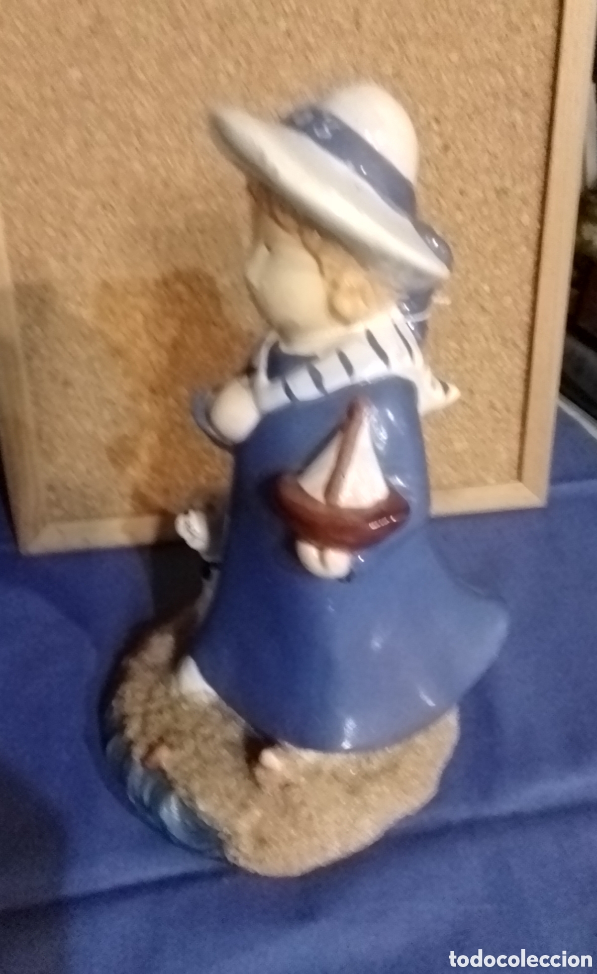 Antig&uuml;edades: Figura ni&ntilde;a con perro - Foto 3
