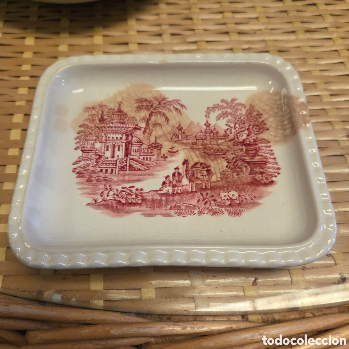 Antiquit&auml;ten: LA CARTUJA bandeja de loza blanca con decoraci&oacute;n paisaj&iacute;stica oriental en color rojo