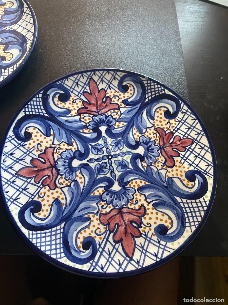 Antig&uuml;edades: PAREJA DE PLATOS EN CER&Aacute;MICA ARTESANAL SALJO - CRESPO. PINTADOS A MANO. ESTILO TALAVERA