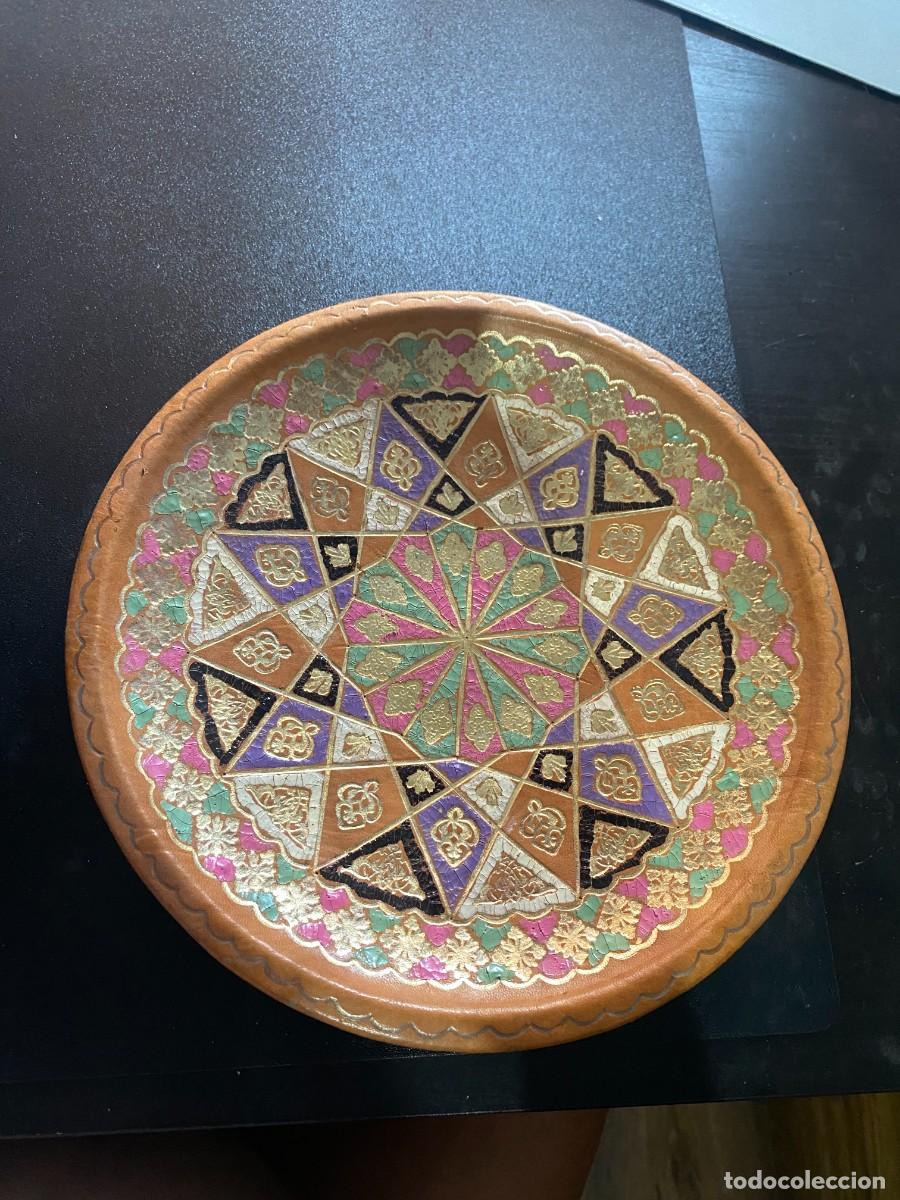 Antig&uuml;edades: PLATO DECORATIVO EN CER&Aacute;MICA DE CUERDA SECA - ESTRELLA POLICROMADA - ESTILO HISPANO&Aacute;RABE