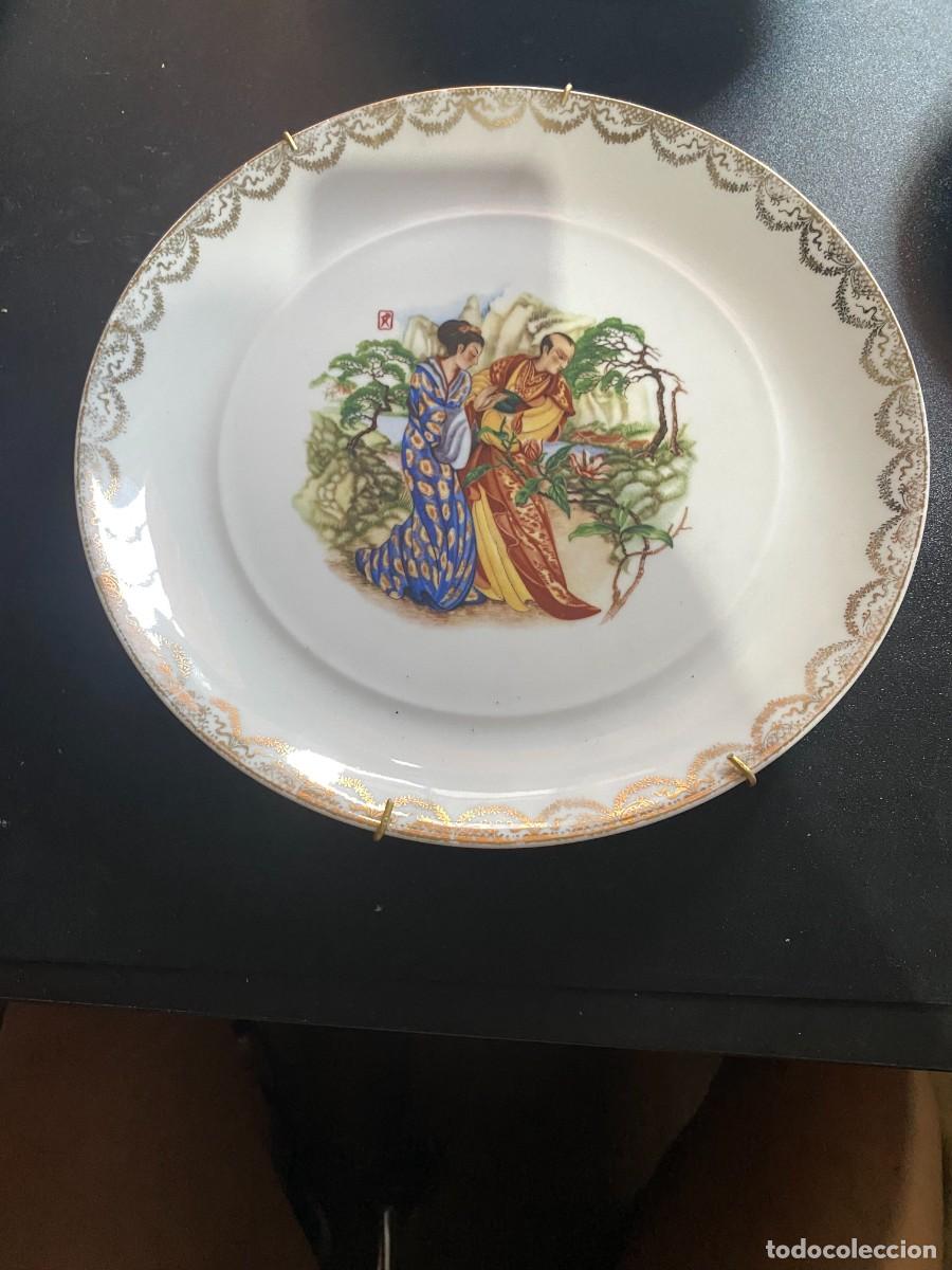 Antig&uuml;edades: PLATO DECORATIVO DE PARED EN PORCELANA VALDELVIRA - ESCENA ORIENTAL Y ORLA DORADA