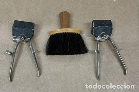Antig&uuml;edades: Lote de dos maquinas cortapelos y un cepillo