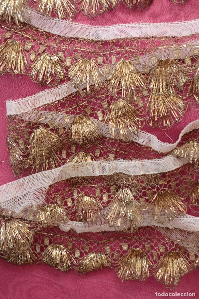 Antiques: Encaje de concha elaborado en hilo met&aacute;lico dorado. Siglo XIX. Mide 230 x 5 cm.