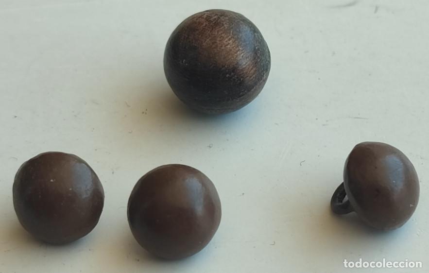 Antig&uuml;edades: LOTE DE 4 BOTONES ANTIGUOS REDONDOS, DE 7 A 10 MM