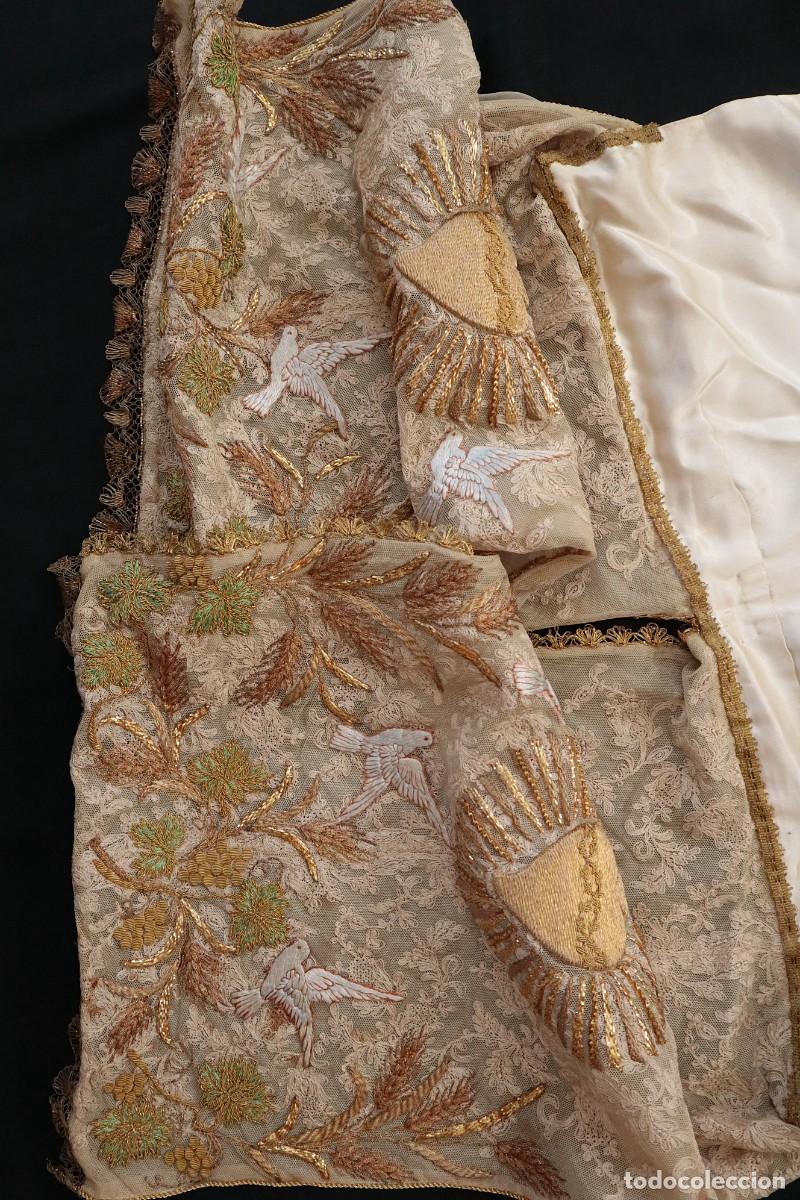 Antig&uuml;edades: Ornamento religioso confeccionado en encajes manuales y bordados en oro. Siglo XVIII.