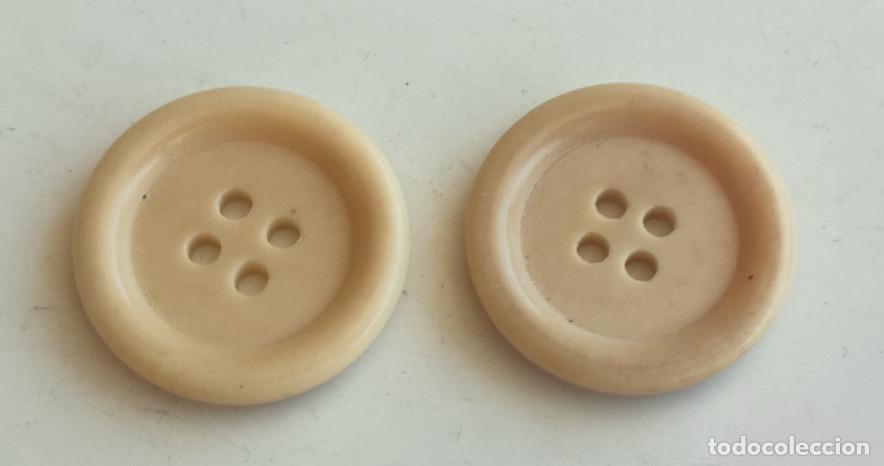 Antig&uuml;edades: JUEGO DE 2 BOTONES ANTIGUOS, COLOR CREMA O CAQUI, 20 MM