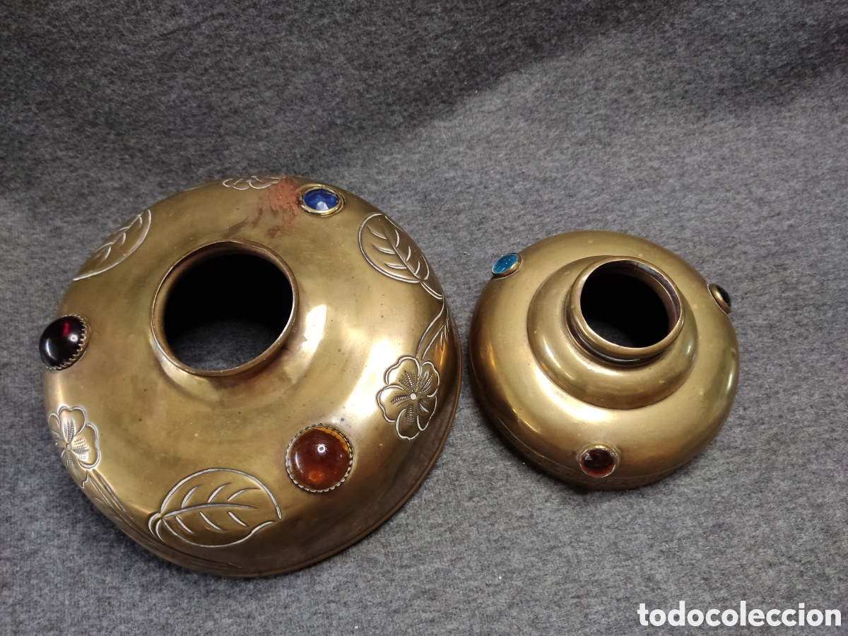 Antig&uuml;edades: Pareja de piezas herrajes de lat&oacute;n/bronce decorado para l&aacute;mpara o quinqu&eacute;