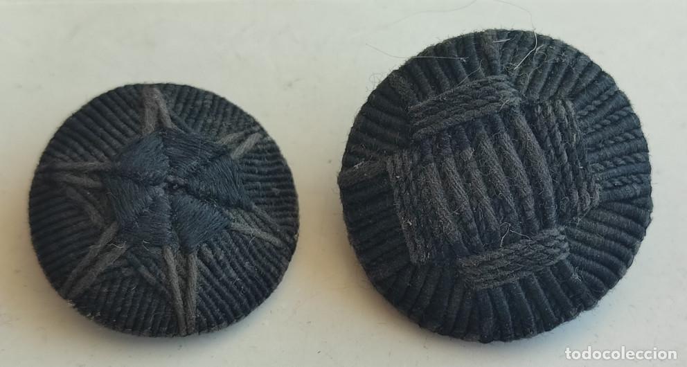 Antig&uuml;edades: LOTE DE 2 BOTONES ANTIGUOS FORRADOS DE HILO, SIGLO XIX, NEGROS, 28 Y 30 MM