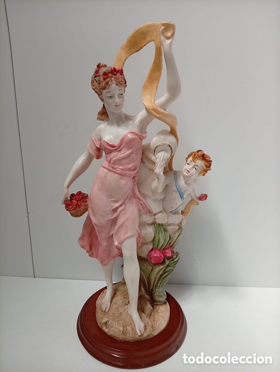 Antig&uuml;edades: . FIGURA CER&Aacute;MICA CON PEDESTAL DE MADERA.
