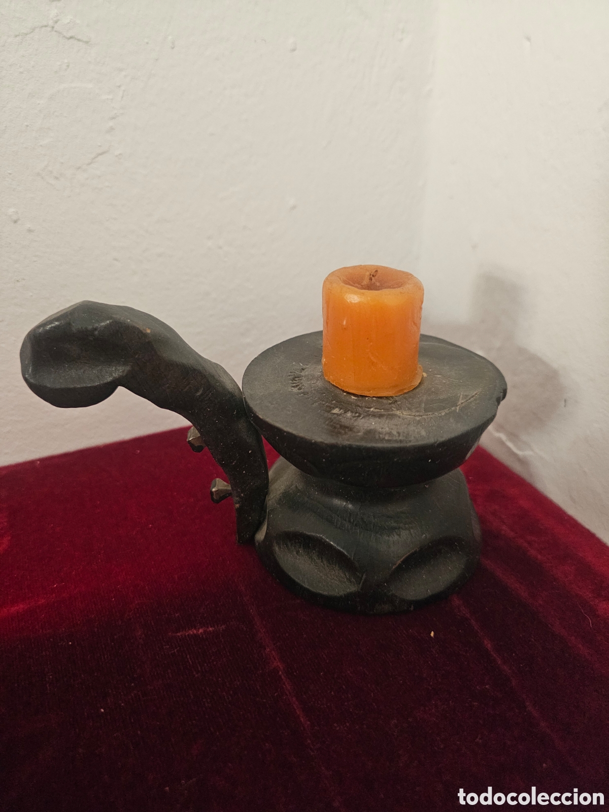 Antiguidades: ​Palmatoria / Candelabro r&uacute;stico de madera tallada artesanal con vela (Made in Spain) 1940s 1960s
