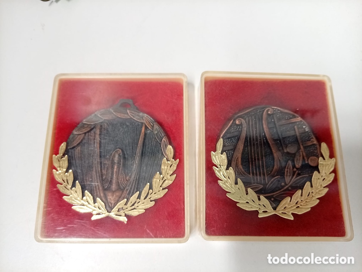 Antig&uuml;edades: . DOS. MEDALLAS ANTIGUAS DE METAL CON CAJA.