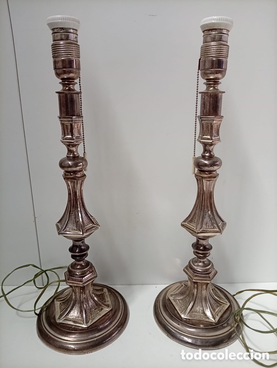 Antig&uuml;edades: . DOS CANDELABROS DE METAL VINTAGE