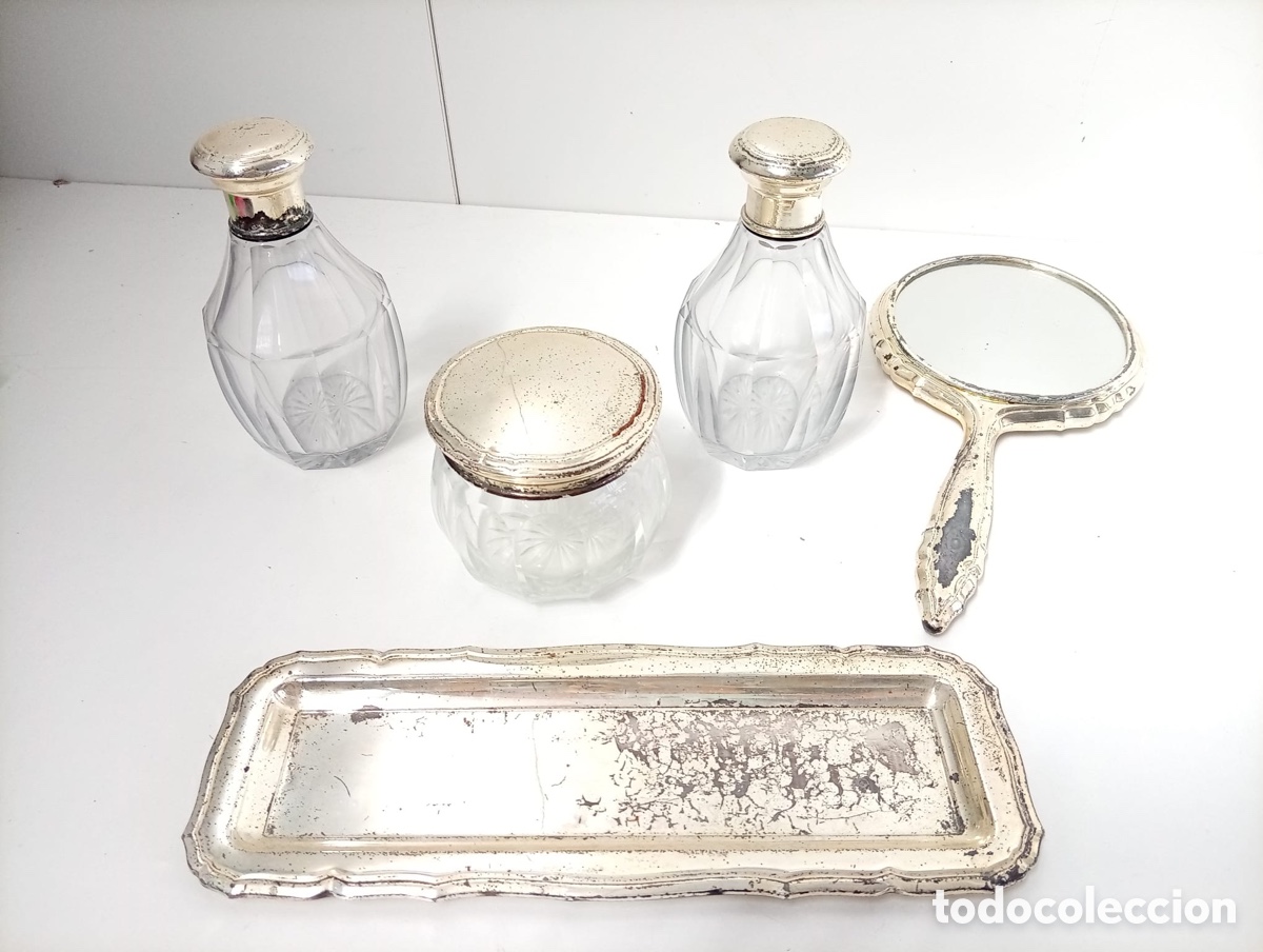 Antig&uuml;edades: . Juego de tocador de cristal tallado.