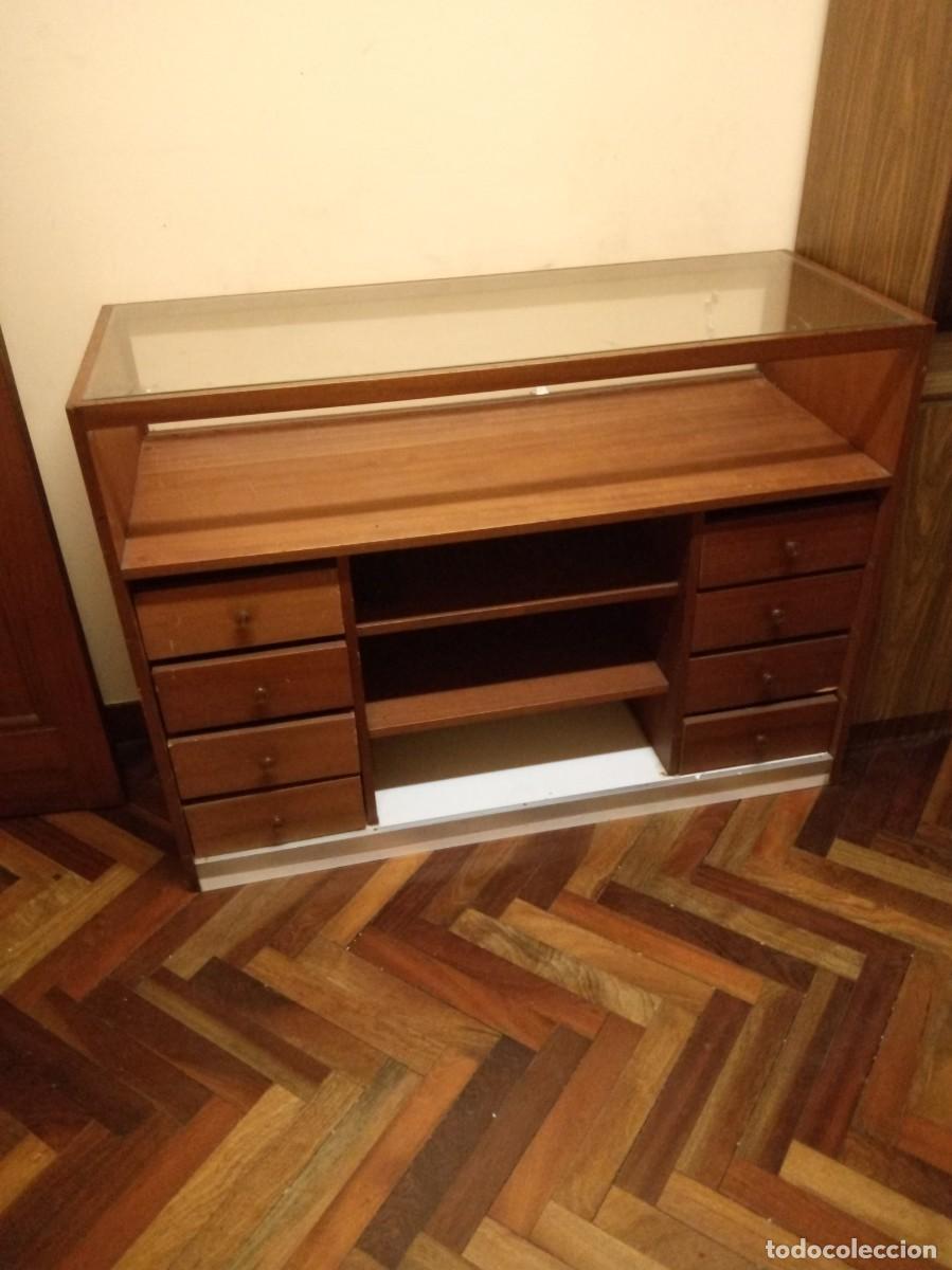 Antig&uuml;edades: Mostrador de madera y cristal. buen estado