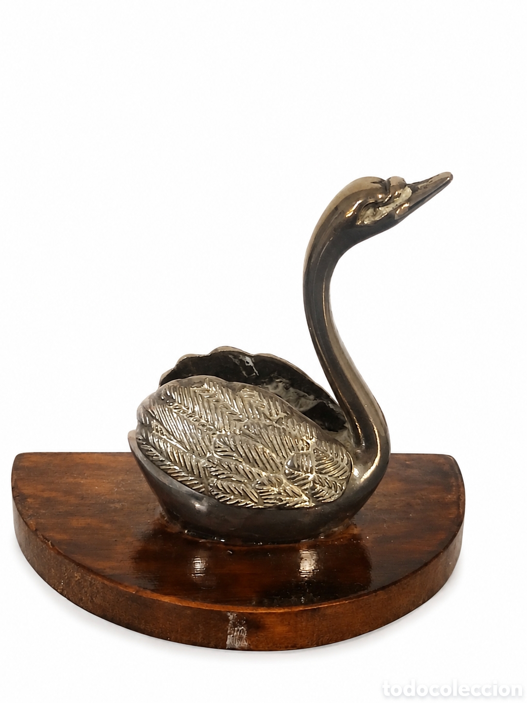Antig&uuml;edades: Figura decorativa de cisne sobre base de madera. Elegante dise&ntilde;o cl&aacute;sico en metal de color plateado.