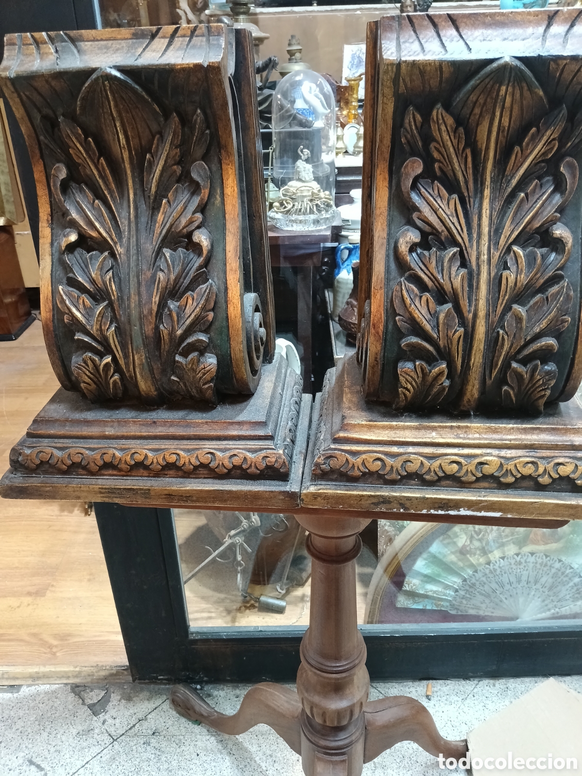 Antig&uuml;edades: Pareja de sapatas muy decorativas de talla de madera