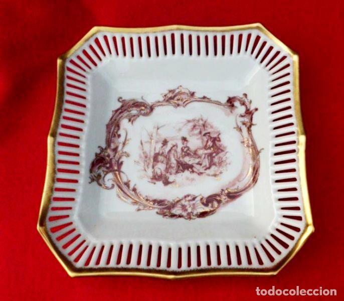 Antig&uuml;edades: Piatto in porcellana LIMOGES decorato con bordi in oro zecchino Dimensioni 19 x 19 cm.