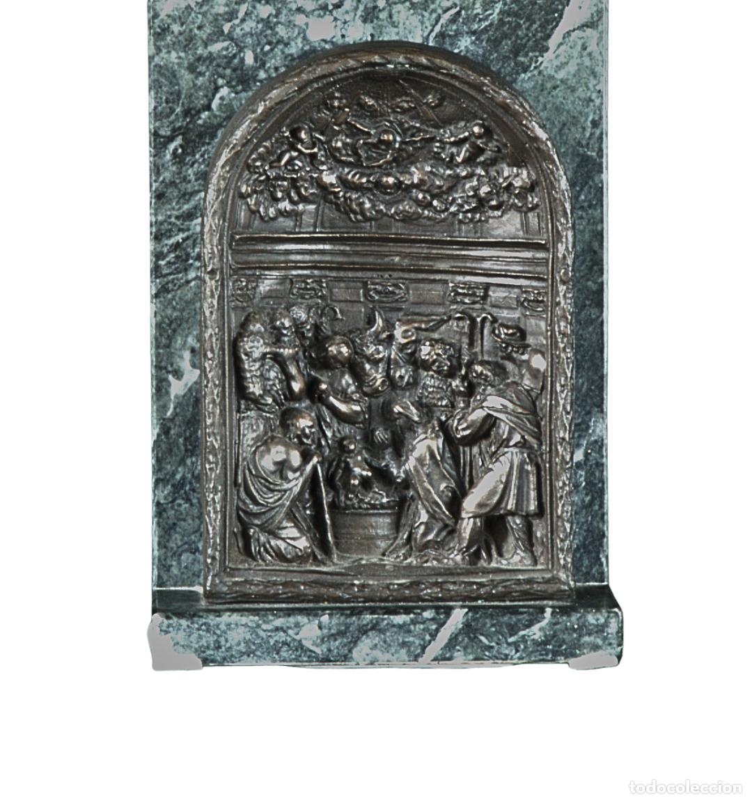 Antig&uuml;edades: Sujetalibros de Bronce &rdquo;La Adoraci&oacute;n&rdquo; - Relieve Sacro en M&aacute;rmol Verde