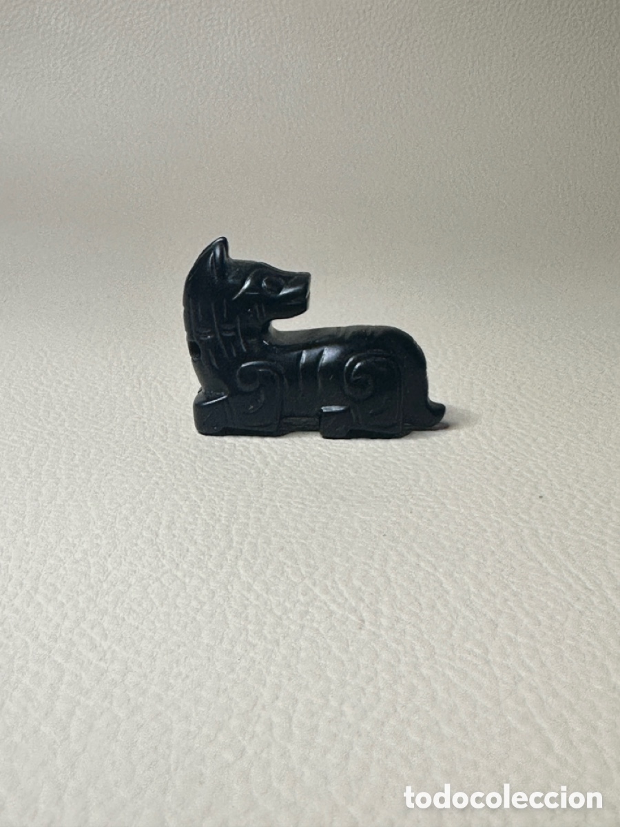 Antig&uuml;edades: Colgante de jade negro con forma de animal, dinast&iacute;a Zhou del Oeste de China (1046 a. C. - 771 a. C.