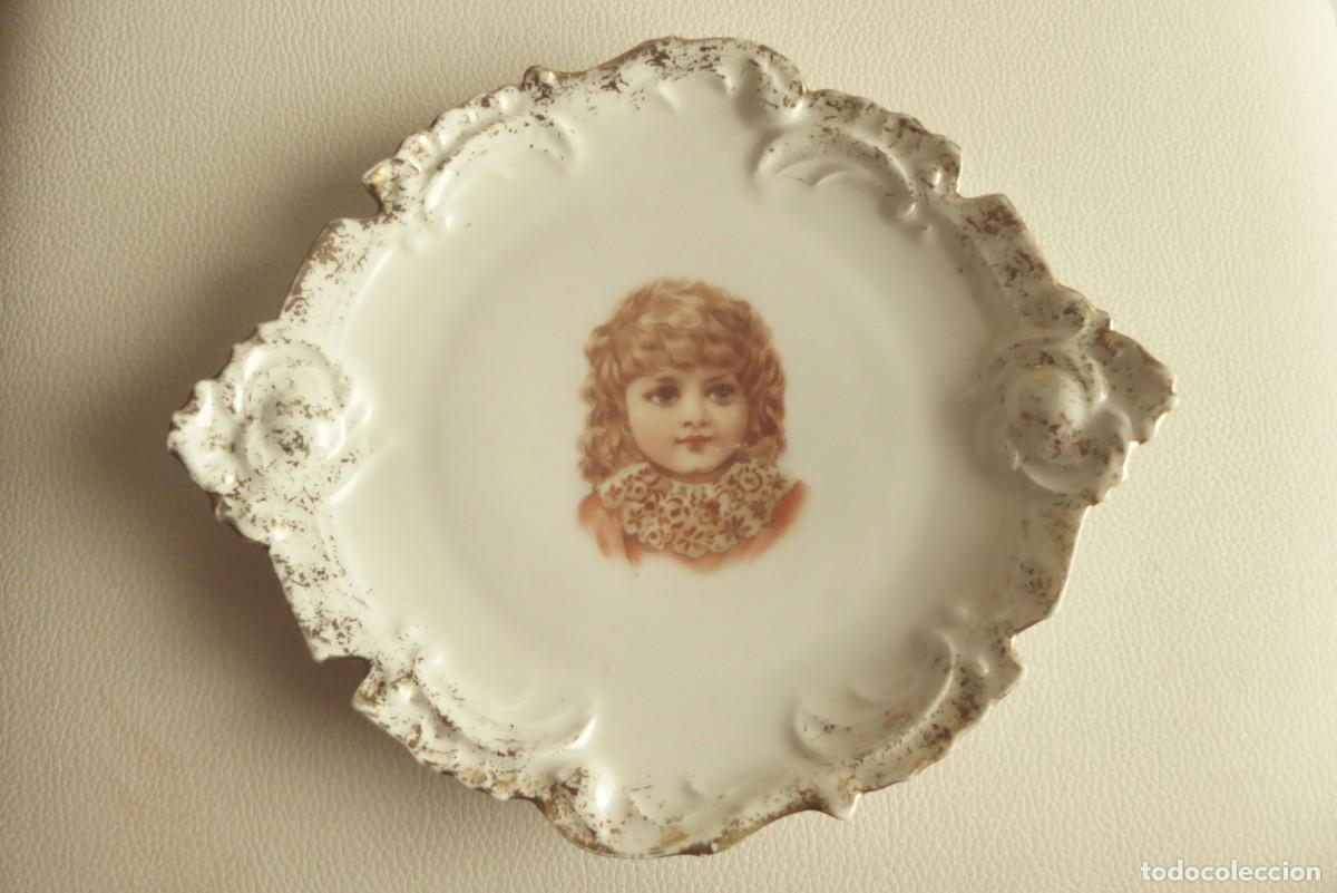 Antig&uuml;edades: ANTIGUA Y DECORATIVA BANDEJA DE PRESENTACI&Oacute;N - MIDE 22 x 18 cm